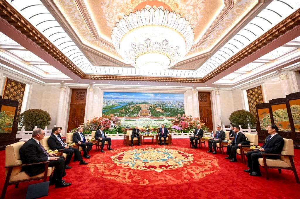 En esta fotografía compartida por la agencia estatal rusa Sputnik, el presidente ruso Vladimir Putin y el presidente chino Xi Jinping comparten una charla informal tomando el té en Pekín el 20 de mayo de 2026. (Foto de Kristina Solovyova / POOL / AFP)