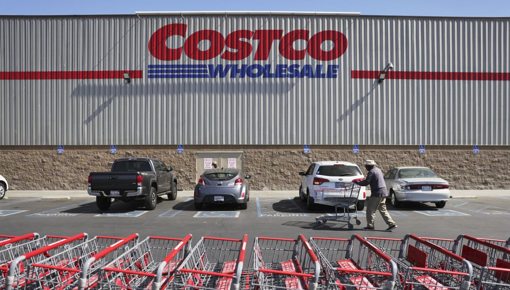 Aunque Costco hará una pausa por un día en todo el país, otras tiendas seguirán abiertas para quienes necesiten hacer compras urgentes. En la imagen, un cliente camina frente a una tienda Costco el 25 de febrero de 2021 en Inglewood, California (Foto: Mario Tama/Getty Images/AFP)