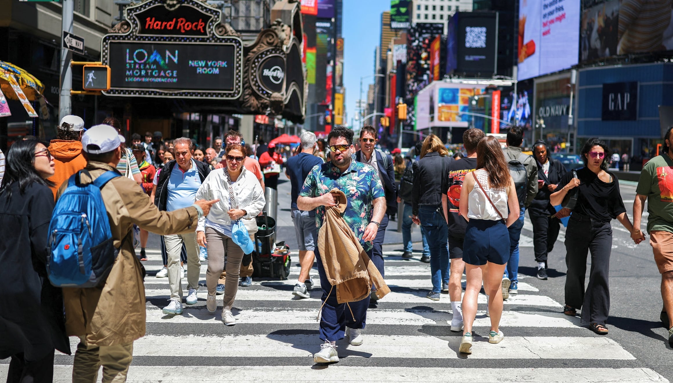 Ciudadanos de Nueva York y turistas caminando por Times Square