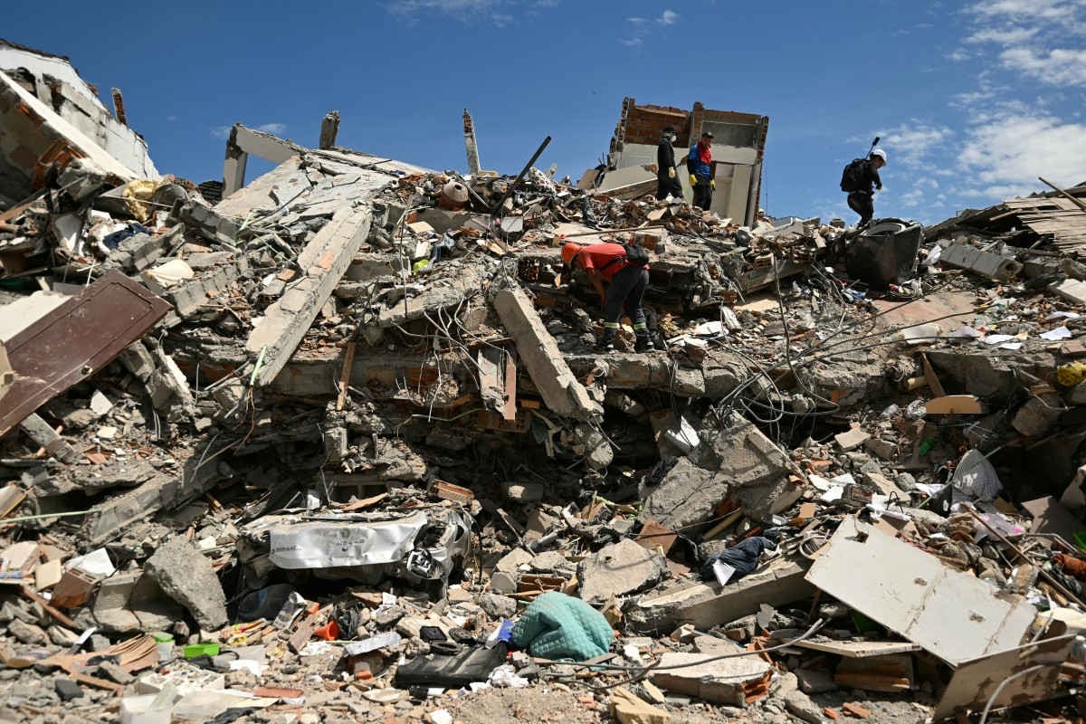 Equipos de rescate y personas buscan sobrevivientes Foto: LUIS ACOSTA / AFP
