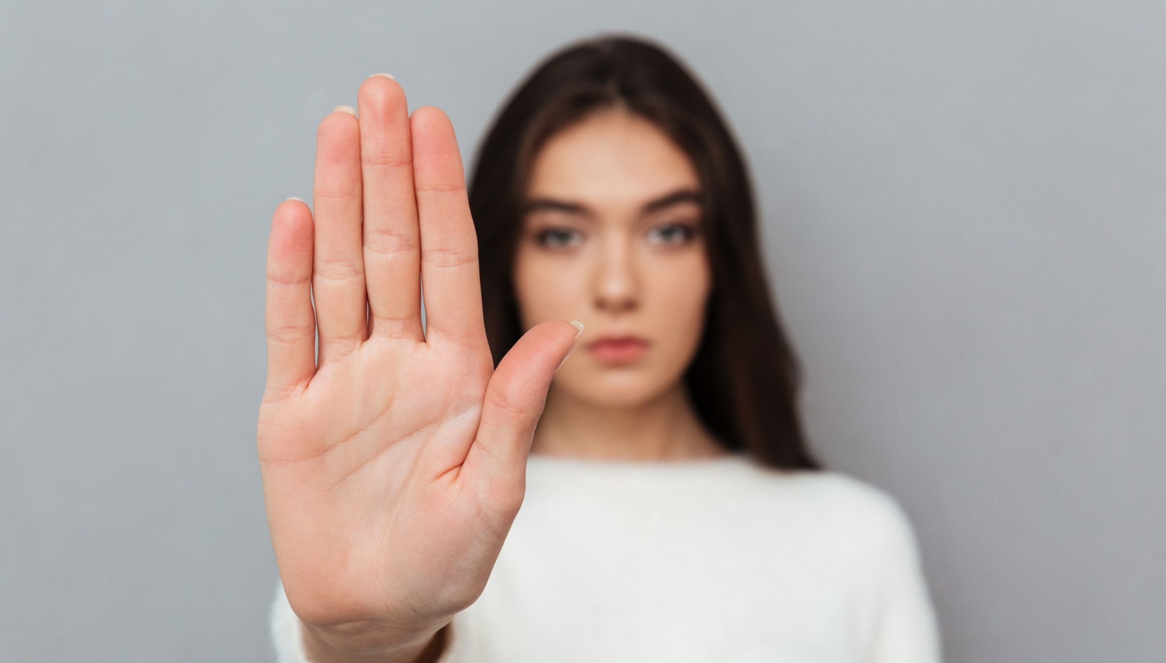 Antes de ingerir cualquier producto almacenado, verifica que no esté dentro de los lotes afectados (Foto: Freepik)