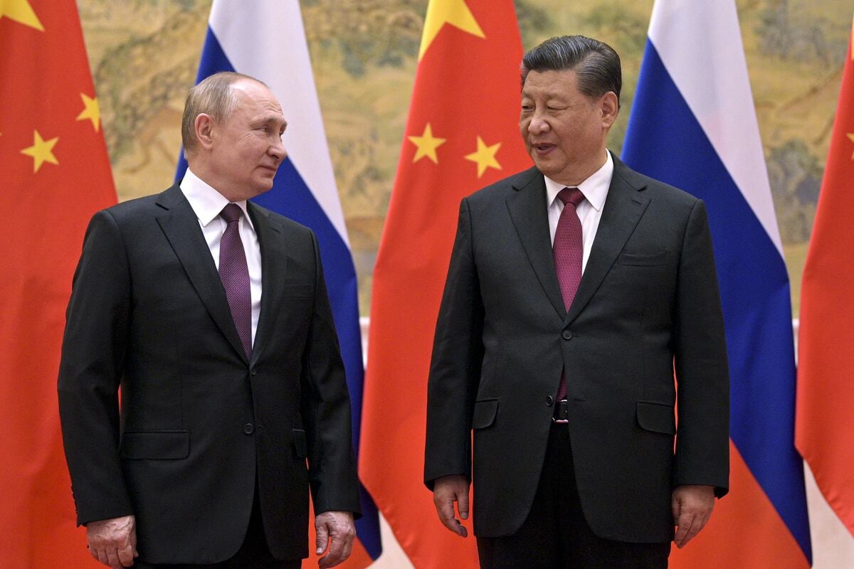 El presidente de Rusia, Vladimir Putin, y su homólogo de China, Xi Jinping, intercambian documentos durante una ceremonia de firma de acuerdos en el Kremlin el 8 de mayo de 2025. (Foto AP)