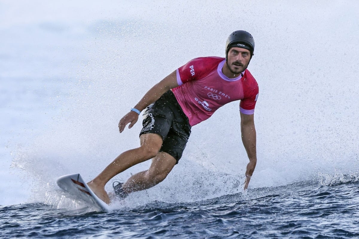 Alonso Correa rozó la primera medalla olímpica del surf peruano al finalizar cuarto en los Juegos de París 2024, el mejor resultado histórico del país en esta disciplina en unos Juegos Olímpicos. (Foto: Getty Images)