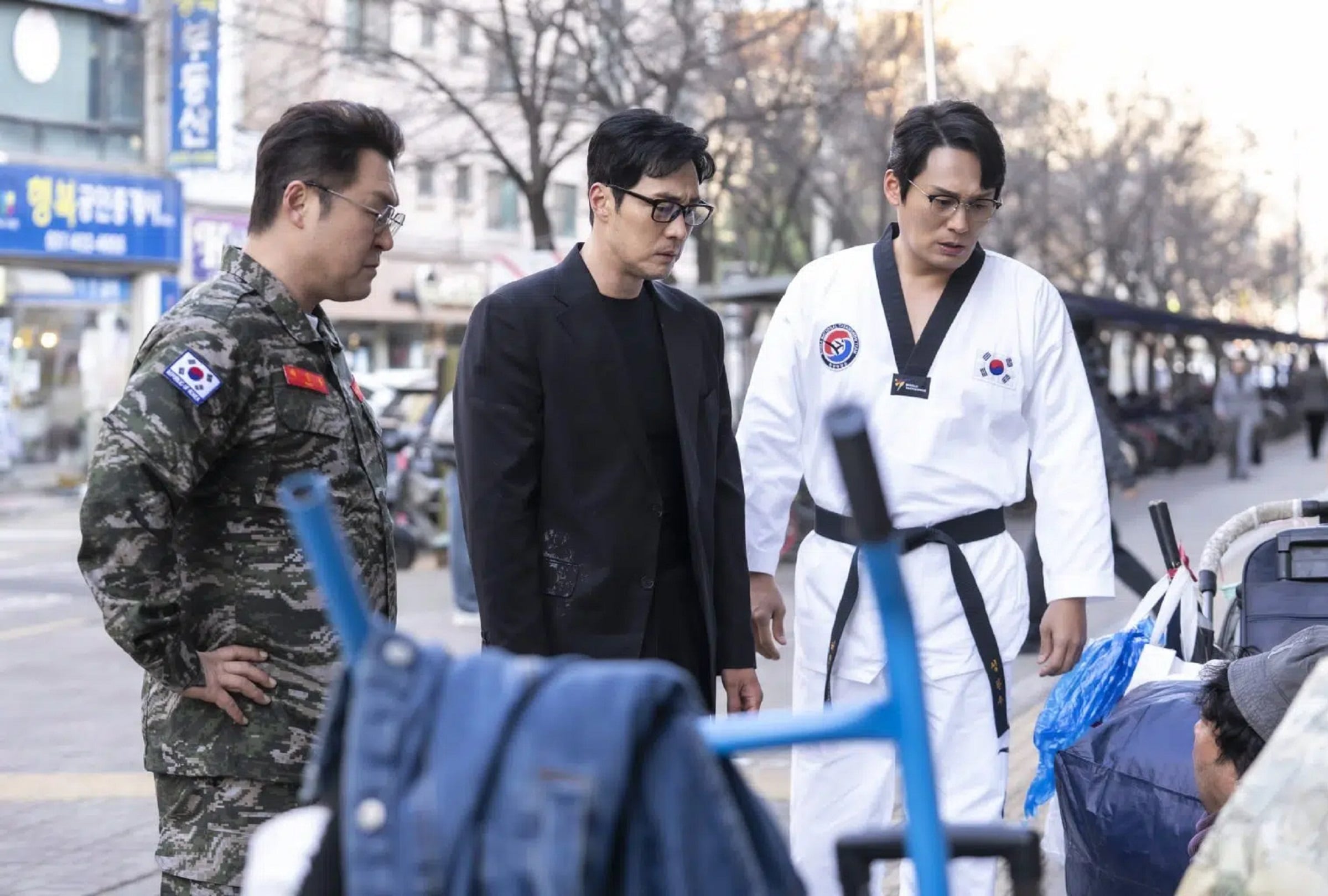 Yoon Kyung-ho como Park Jin-cheol, So Ji-sub como Kim Do-hyeon / Manager Kim y Choi Dae-hoon como Seong Han-su en una escena de la serie surcoreana "Agente Kim reactivado" (Foto: Netflix)