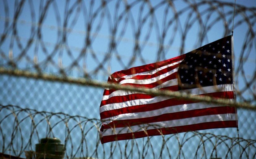En un avión militar, el grupo de 10 migrantes -de los que aún se desconoce la nacionalidad- salió hoy desde la base militar de Fort Bliss, en El Paso (Texas). a Cuantánamo. (Foto: EFE)