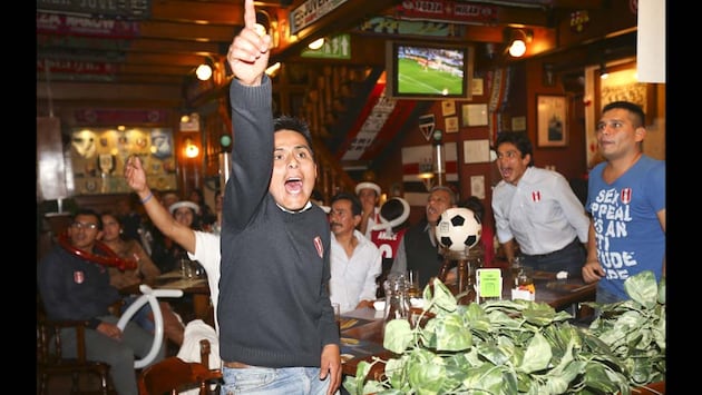 FOTO 7 | Futbolización de las empresas. No habrá supermercado, restaurante, bar, grifo o barber shop, que no haga sus promociones en torno al Mundial, compitiendo por ofrecer la mejor experiencia posible a sus consumidores. De la misma manera crecerá la v