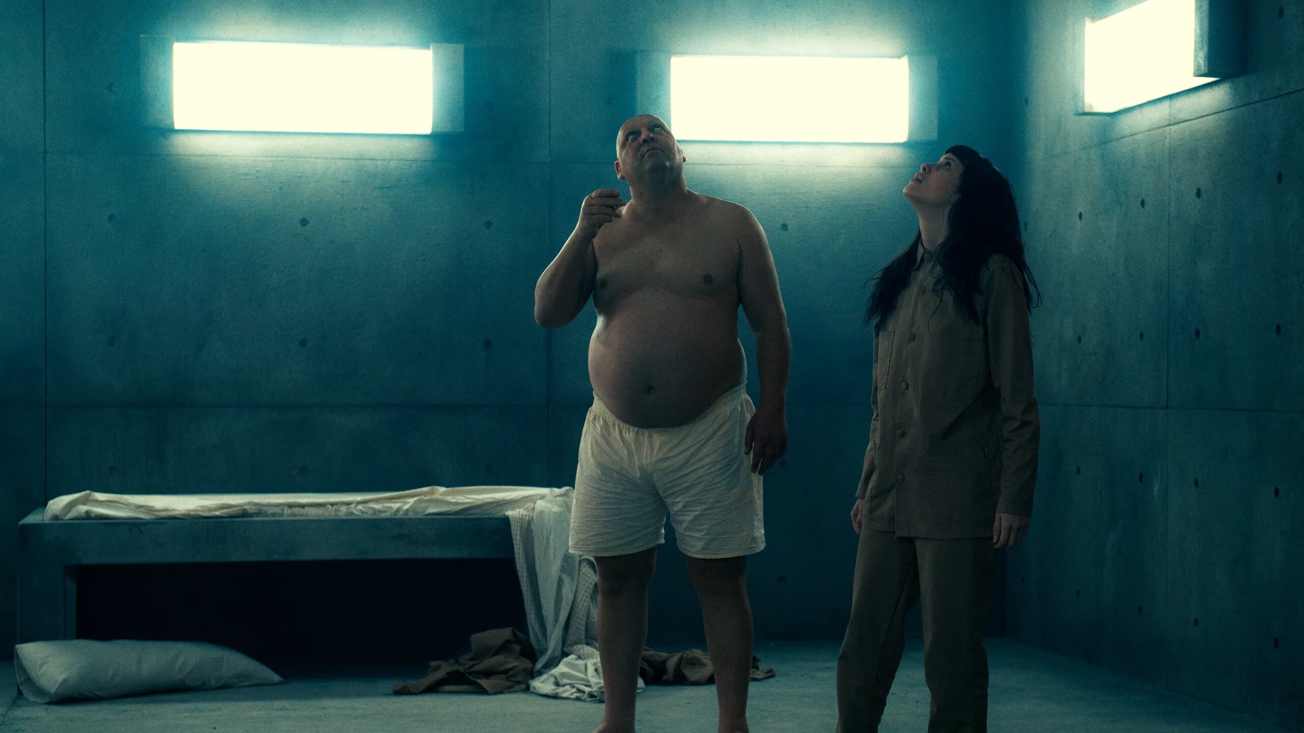 Hovik Keuchkerian y Milena Smit asumen los roles principales en la película "El hoyo 2" (Foto: Netflix)