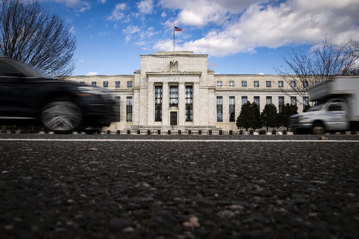 Vehículos pasan frente al edificio de la Reserva Federal Marriner S. Eccles en Washington. Fotógrafo: Al Drago/Bloomberg.