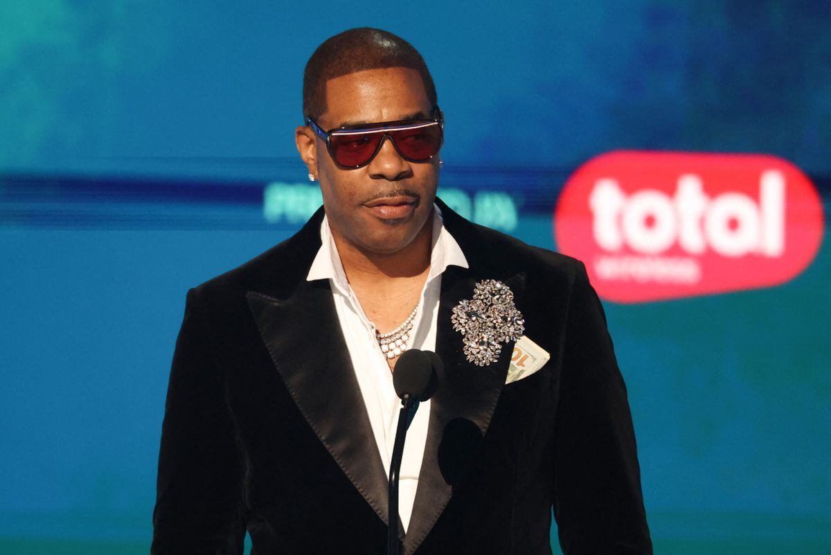 El rapero estadounidense Busta Rhymes habla en el escenario durante los Premios BET 2025 en el Teatro Peacock de Los Ángeles el 9 de junio de 2025 (Foto: Michael Tran / AFP)