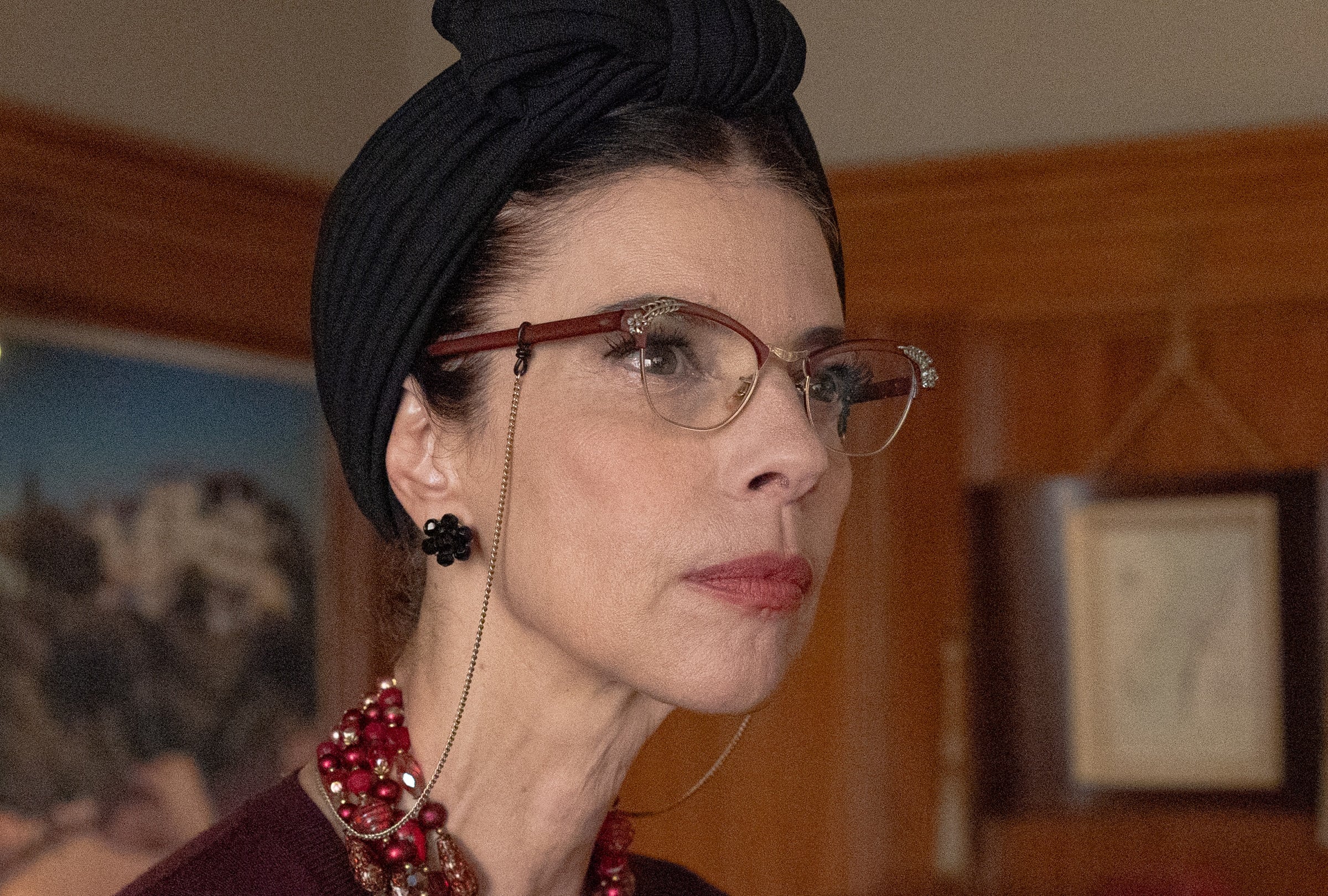 Maribel Verdu asume el papel de Raquel Ausländer, la dueña del hotel, en el tercer episodio de la serie española "El problema final" (Foto: Netflix)