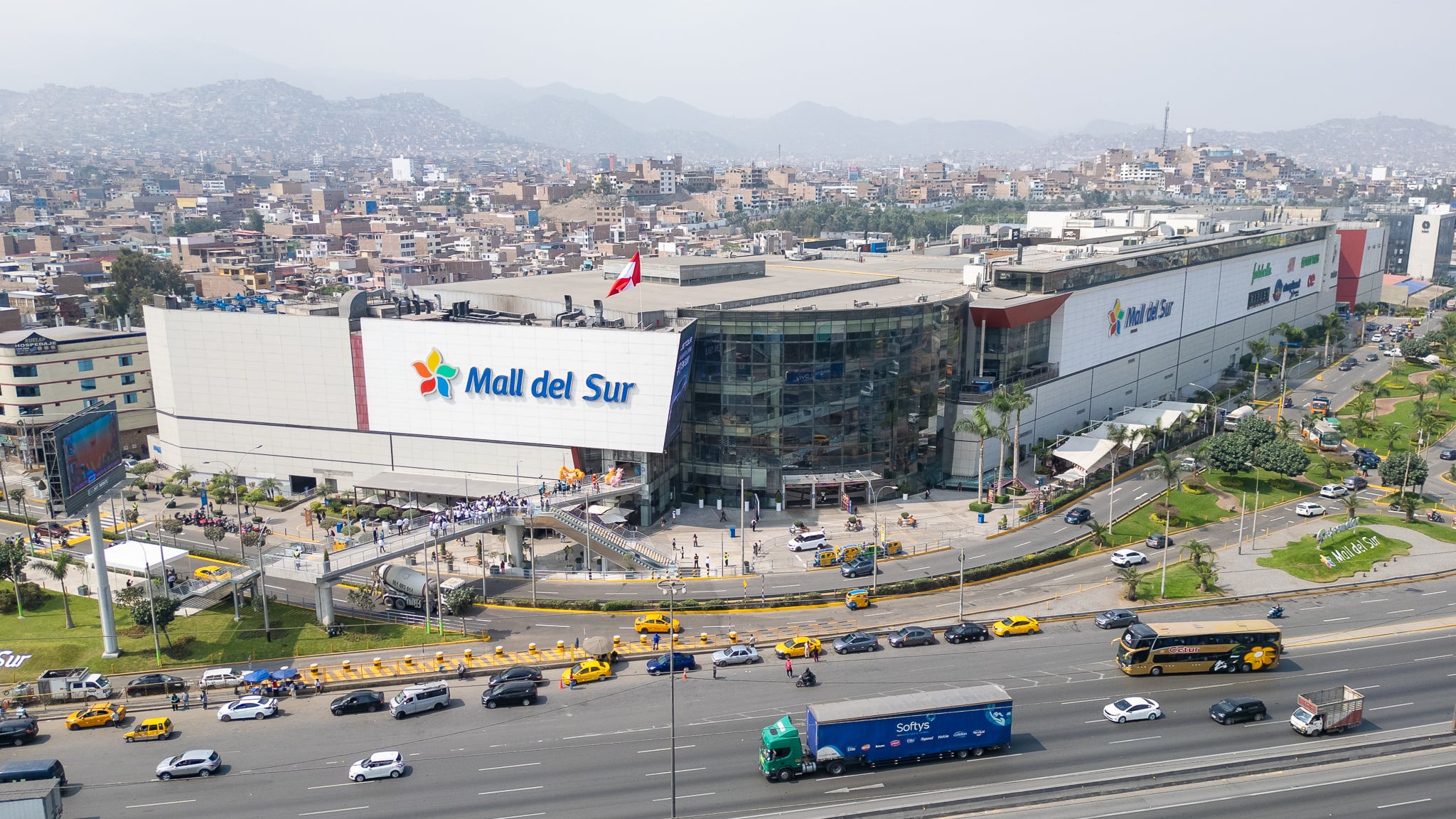 Corporación E. Wong invirtió S/ 2.5 millones en un nuevo puente peatonal con escaleras mecánicas para mejorar la conectividad y el acceso al centro comercial desde la Panamericana Sur y la avenida Los Lirios. Foto: Corporación E. Wong