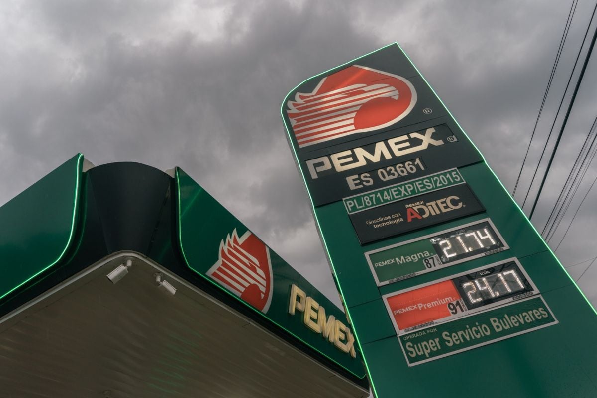 Pemex continuará tomando acciones para fortalecer su condición financiera y mejorar su perfil de endeudamiento (Fotógrafo: Luis Antonio Rojas/Bloomberg)