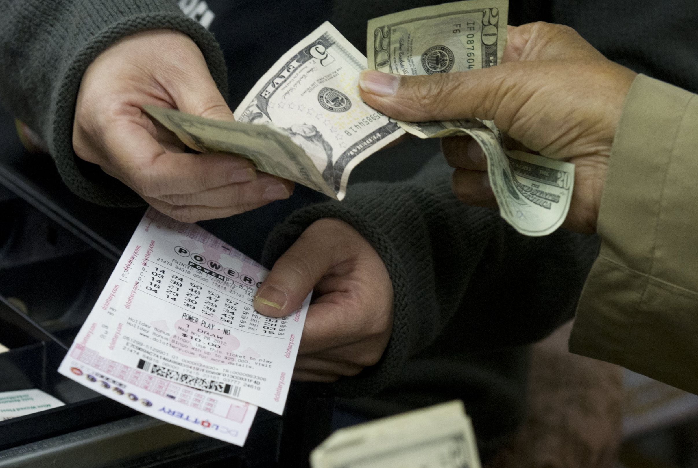 Los plazos límite para la venta de boletos del Powerball varían según la jurisdicción. (Foto: Saul LOEB / AFP)