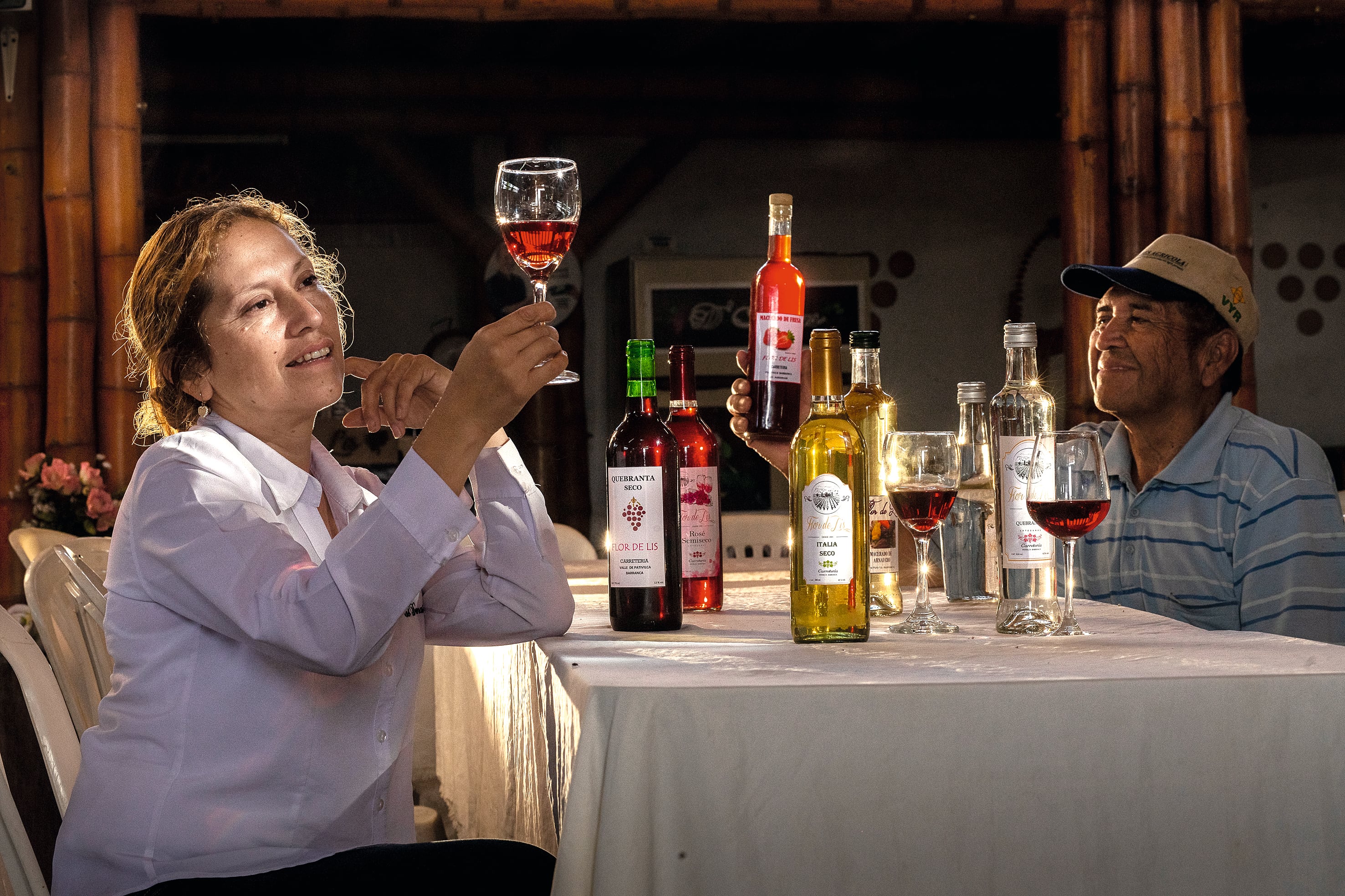 "Decantar no es simplemente verter vino de un recipiente a otro. Es una coreografía. El ritual clásico exige una vela encendida bajo el cuello de la botella, una mirada atenta y un pulso de cirujano."