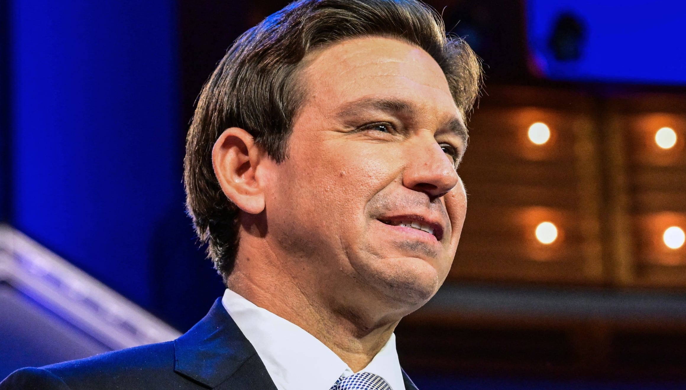 Ron DeSantis, gobernador de Florida, busca la aprobación de unas leyes que serían muy devastadoras para la comunidad inmigrante (Foto: AFP)