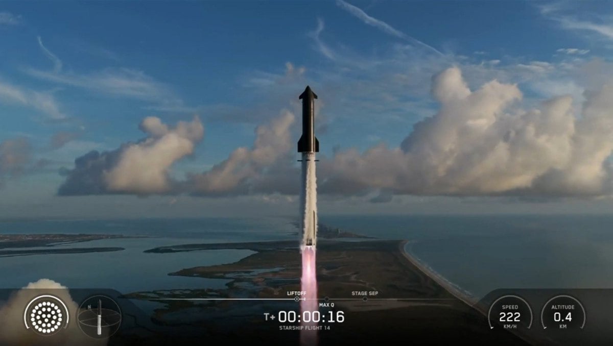 Captura de video tomado de la cuenta oficial en X de SpaceX donde que muestra el cohete Starship despegando este lunes desde la base de Starbase, el complejo de SpaceX en el extremo sur de Texas (EE.UU.). SpaceX logró poner en órbita terrestre el Starship, en la decimocuarta prueba de vuelo de la poderosa nave, un "enorme hito" para la compañía de Elon Musk y el programa que abre el camino hacia su objetivo de lograr un sistema completamente reutilizable. EFE/SpaceX