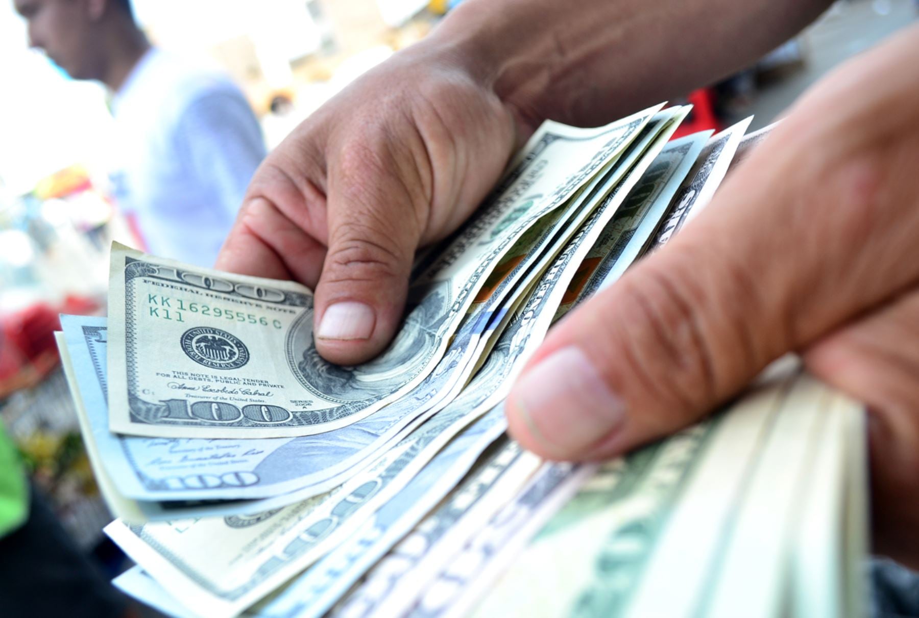 Dólar viene a la baja, y está a un nivel similar al de finales del 2025. (Foto: Andina)