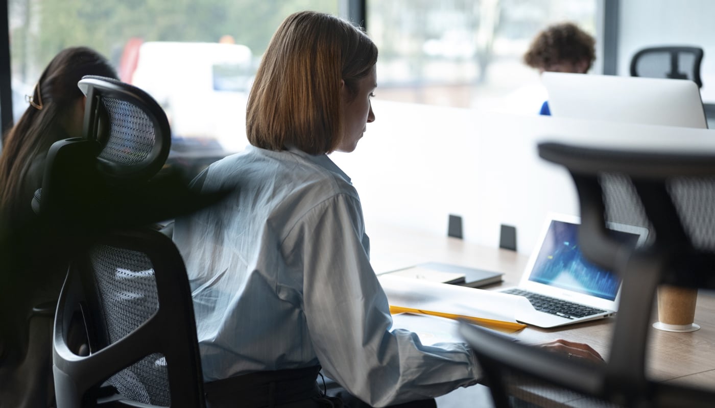 Descanso sentado sí, pero ¿cómo? Los vacíos que deja la nueva Ley de la silla | Foto: Freepik