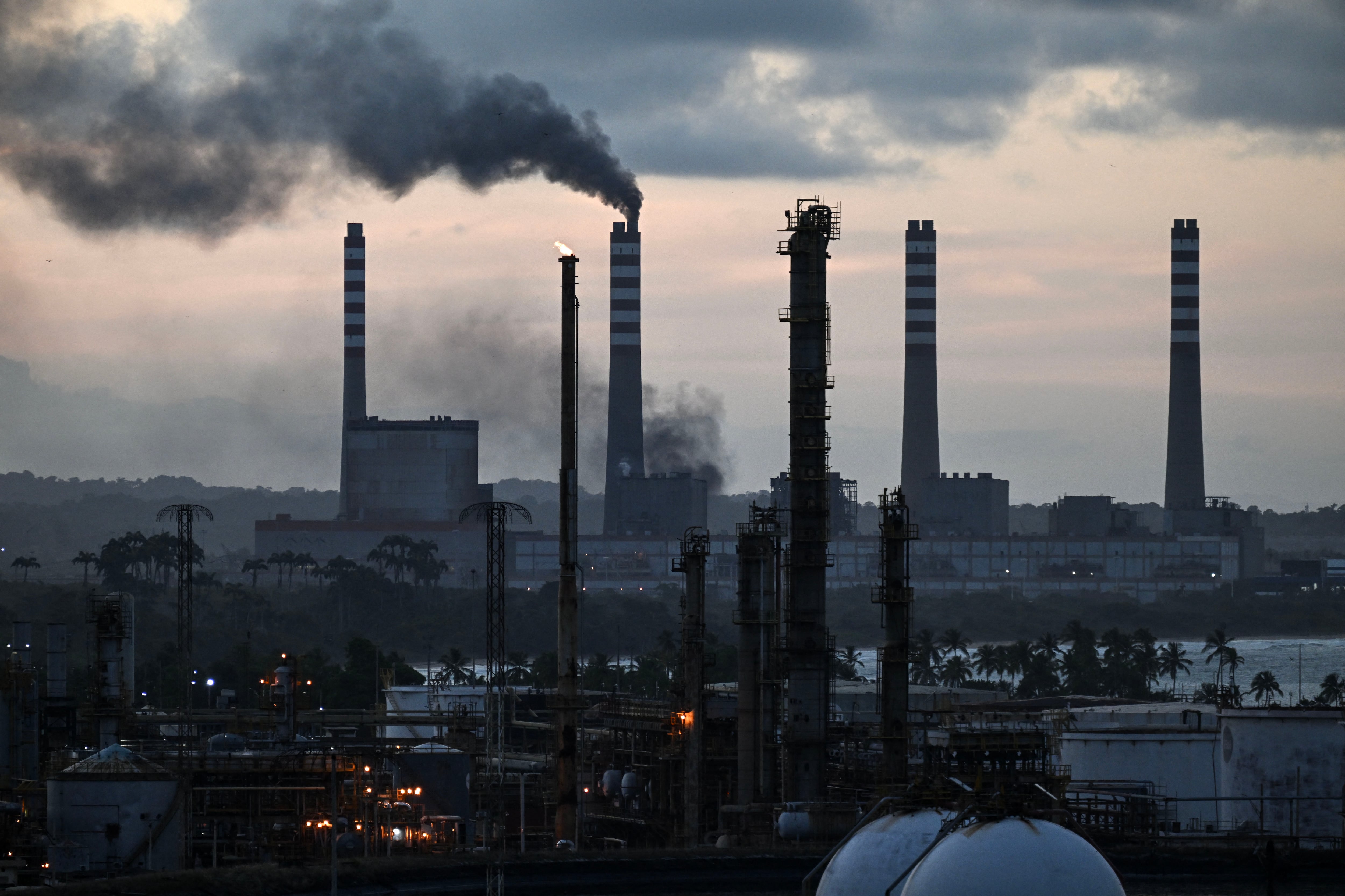 Vista de la refinería El Palito en Puerto Cabello, estado Carabobo, Venezuela, el 22 de enero de 2026. (Foto de Ronaldo Schemidt / AFP).