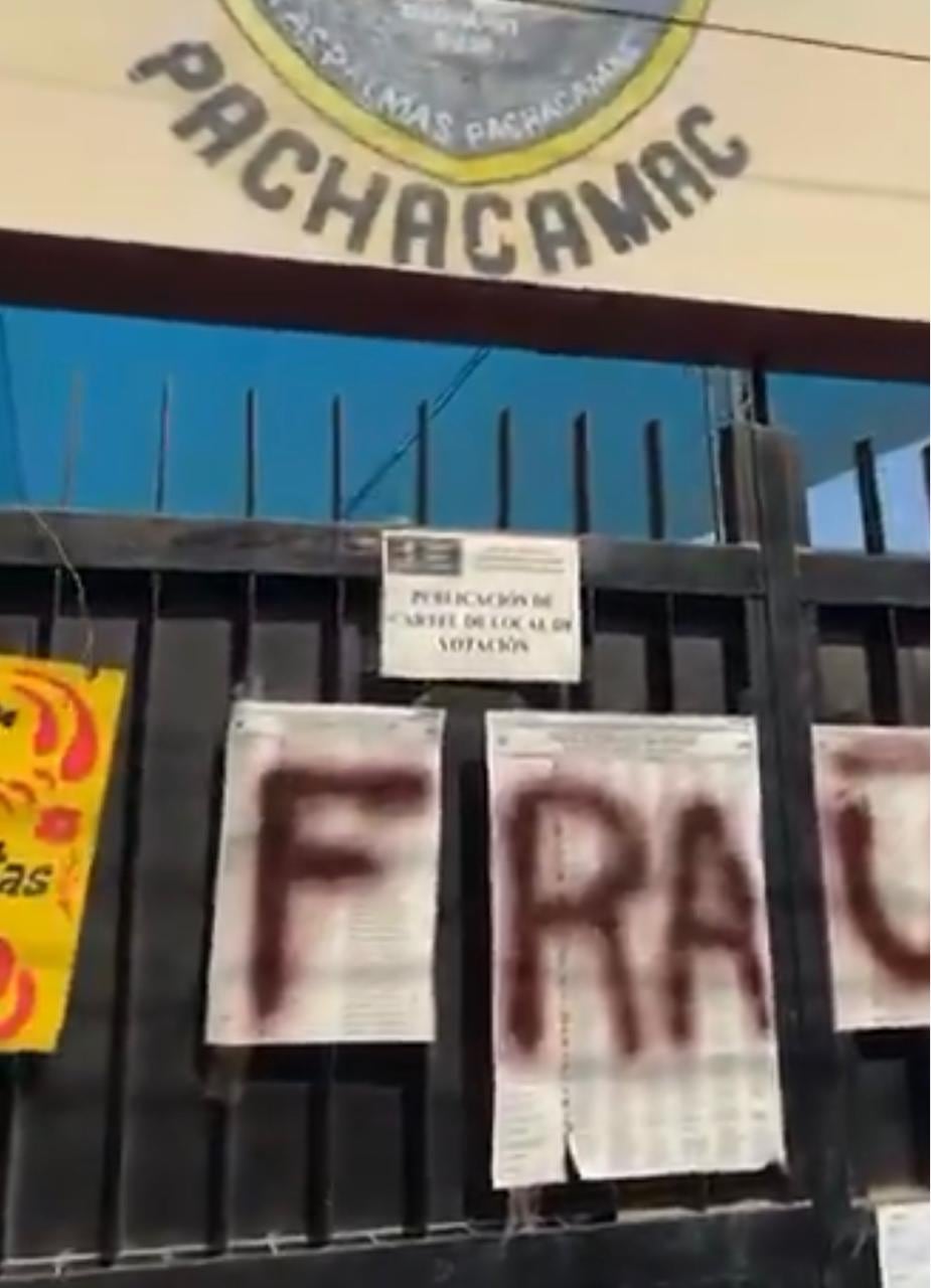Pintan la palabra FRAUDE en las puertas de local de votación cerrado en Pachacamac.