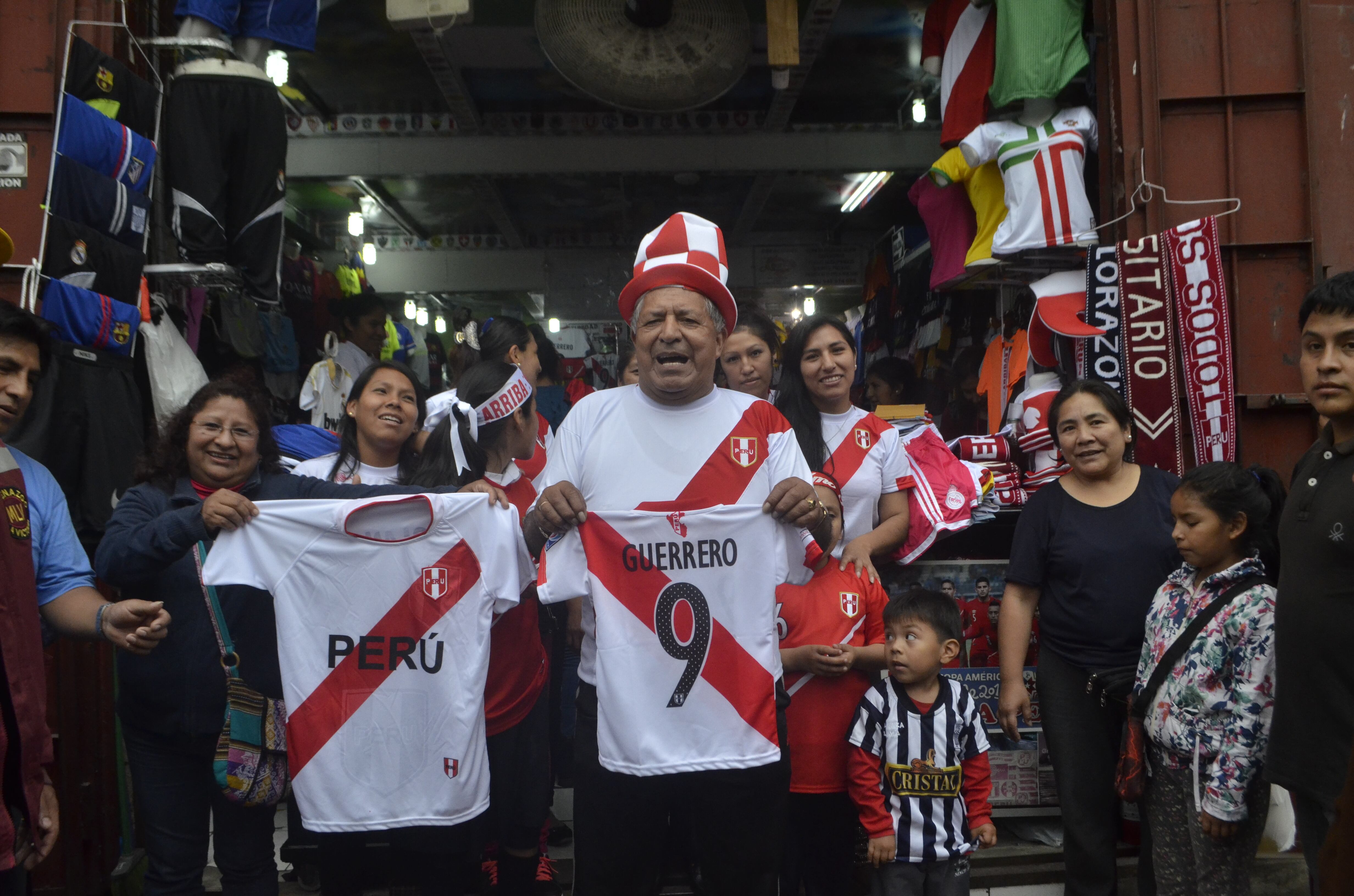 Venta de camisetas en Gamarra.