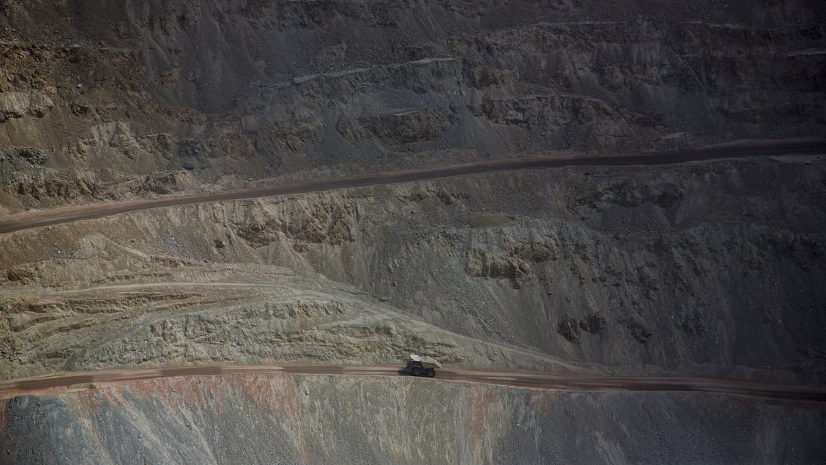 Accidente fatal en mina de Codelco agrava las dificultades del cobre chileno