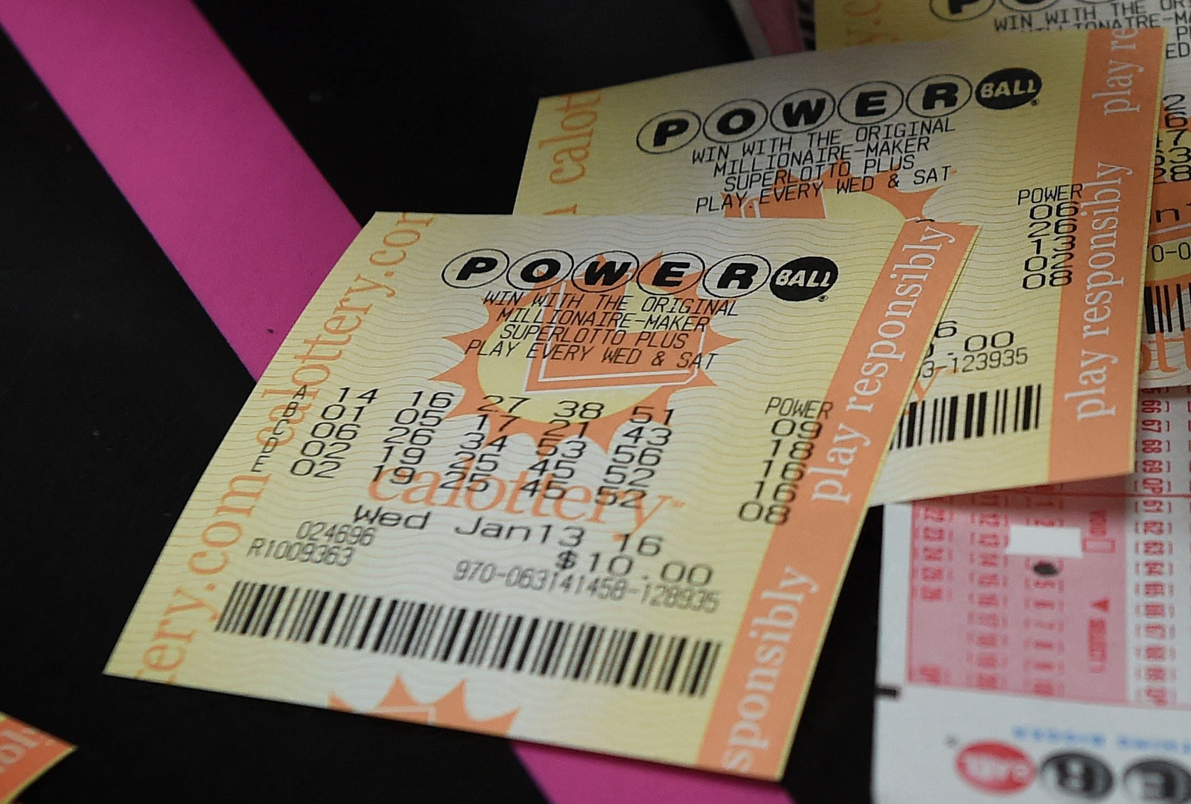 En esta nota conocerás los resultados del sorteo del Powerball del miércoles 18 de marzo y descubrir si alguien se quedó con el premio mayor. (Foto: MARK RALSTON / AFP)