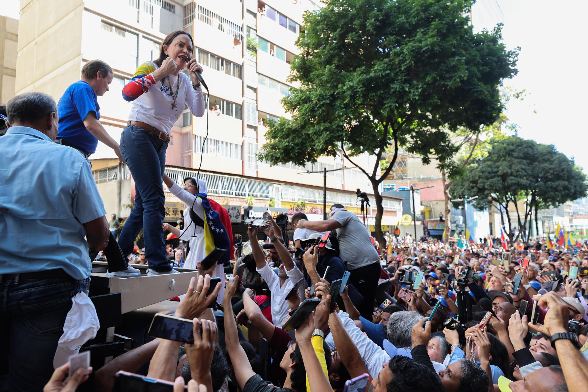 La líder antichavista María Corina Machado pronuncia un discurso este jueves en una manifestación en Caracas, Venezuela. (EFE/ Miguel Gutiérrez).