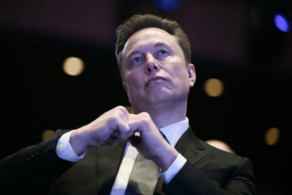 Elon Musk observa mientras el presidente estadounidense Donald Trump habla en el Foro de Inversiones Estados Unidos-Arabia Saudita en el Centro John F. Kennedy para las Artes Escénicas en Washington, D.C., el 19 de noviembre de 2025. (Foto de Brendan SMIALOWSKI / AFP)