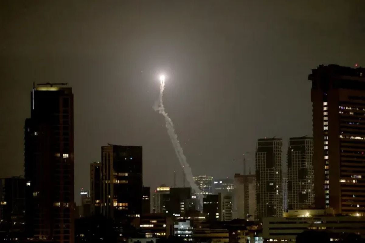 La Cúpula de Hierro, el sistema de defensa aérea israelí, intercepta misiles disparados desde Irán sobre Tel Aviv, Israel. Foto: EFE/ Atef Safadi