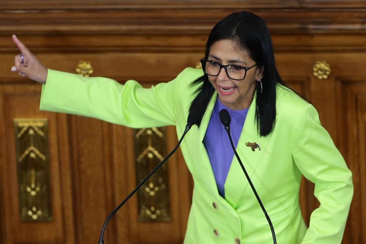 La presidenta encargada de Venezuela, Delcy Rodríguez, habla durante la presentación del informe anual de gestión, en Caracas, el 15 de enero de 2026. (Ronald Peña R. / EFE)