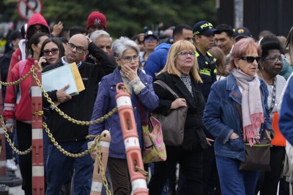 Colombianos esperando afuera de la Embajada, en Bogotá. (Foto: AP)