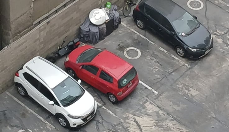 Los depósitos informales en un estacionamiento pueden estar al aire libre o incluso algunos construyen paredes de drywall.