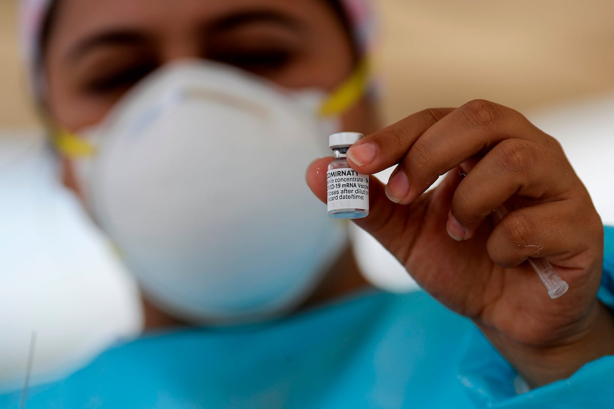 Entre el 2021 y el 2023, la estadounidense Pfizer vendió 67.5 millones de dosis contra el covid-19 al Perú. (EFE/Gustavo Amador)