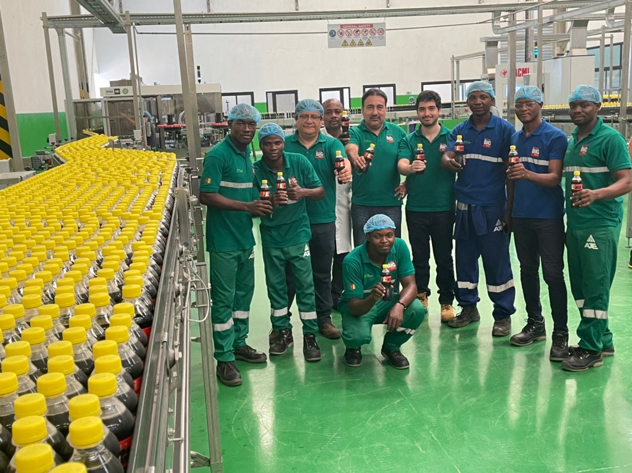 La empresa cuenta con alrededor de 15,000 trabajadores directos e indirectos, mientras que no más de 15 miembros de la familia Añaños trabajan en el grupo.
