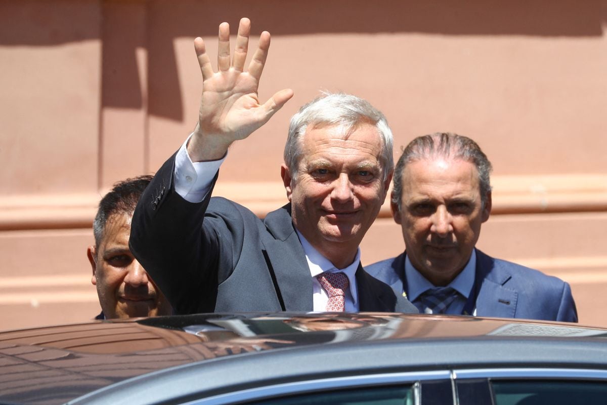 El presidente electo de Chile, José Antonio Kast, saluda al salir del palacio de gobierno de la Casa Rosada tras reunirse con el presidente de Argentina, Javier Milei, en Buenos Aires, el 16 de diciembre de 2025. Foto: ALEJANDRO PAGNI / AFP