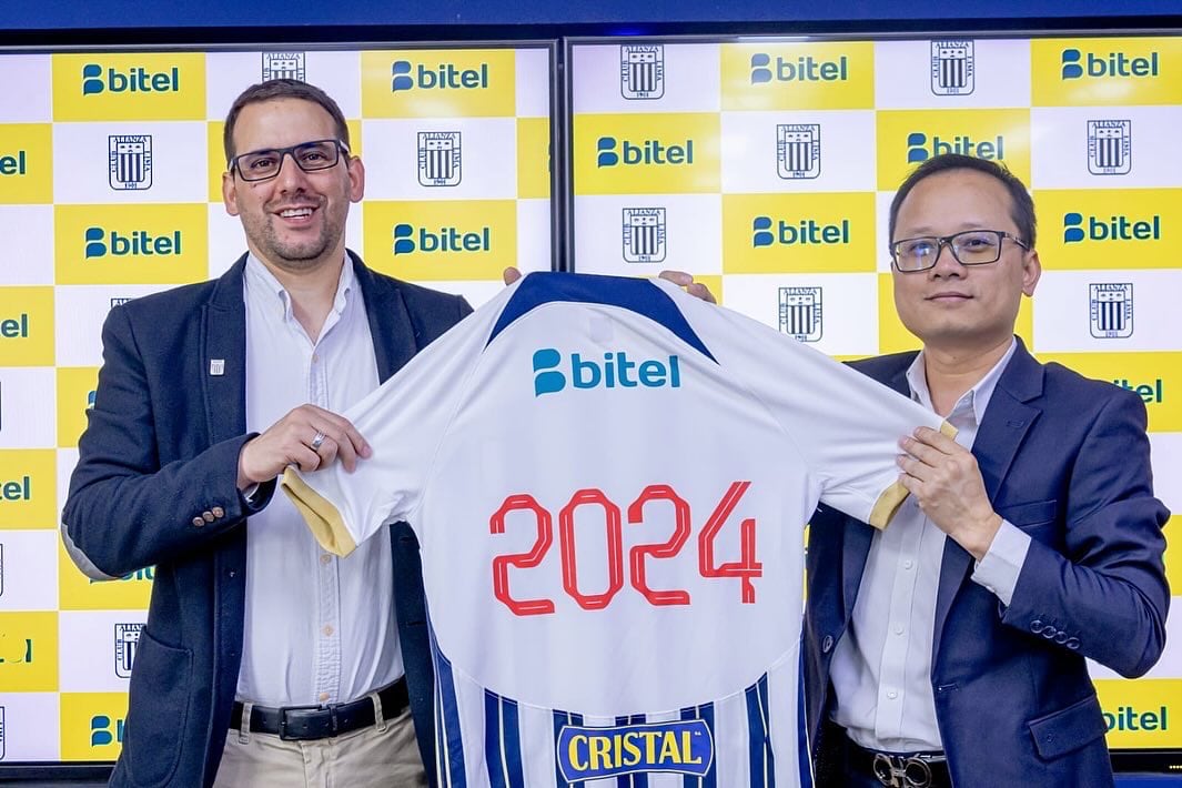 Diego Montoya, Gerente Comercial, Marketing y Comunicaciones de Alianza Lima y Nguyen Chi Tuan, Director General de Comercial en Bitel, mostrando la nueva camiseta. Foto: difusión