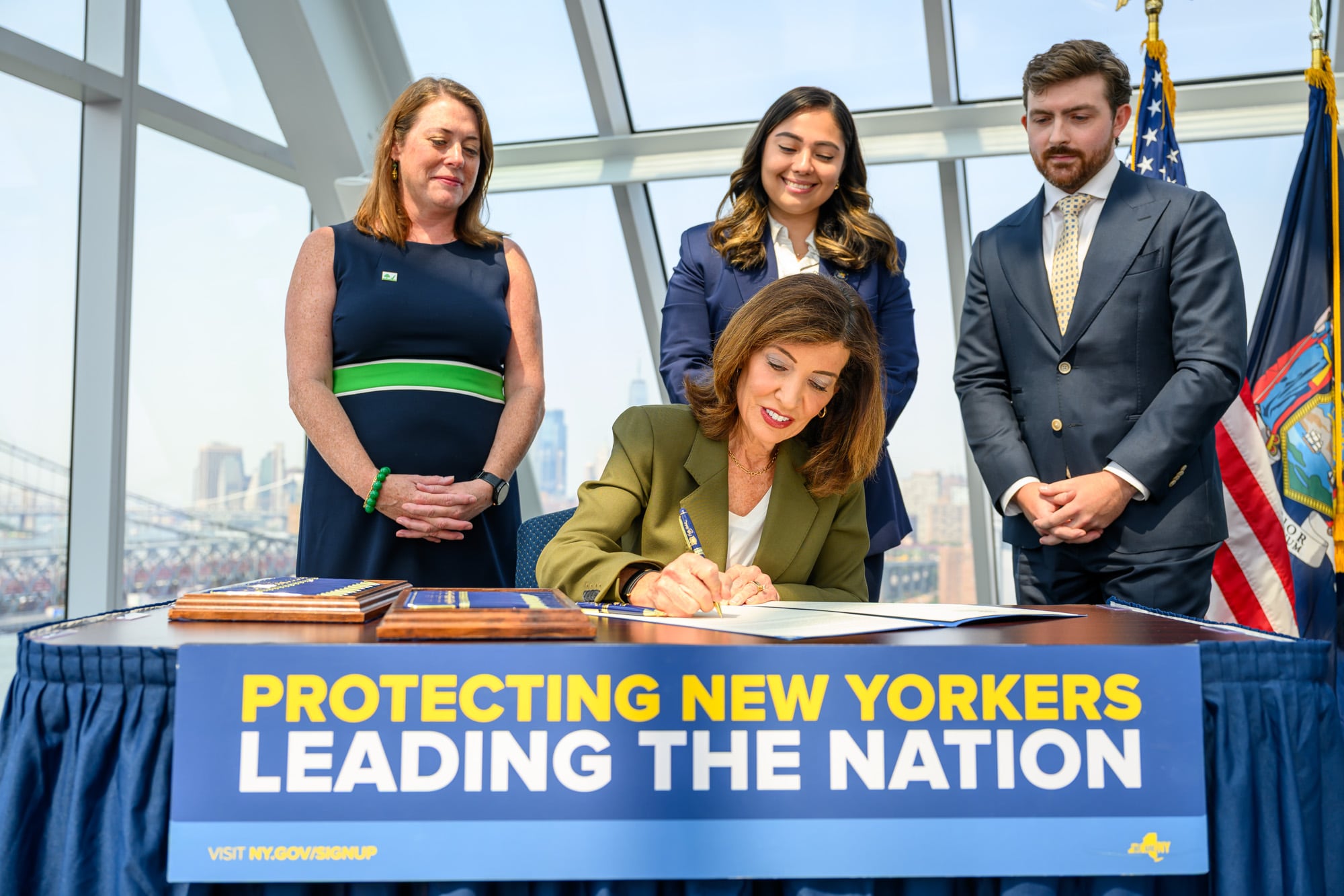 Kathy Hochul firmando la orden ejecutiva en un evento realizado en Brooklyn (Foto: Oficina de la Gobernadora de Nueva York)