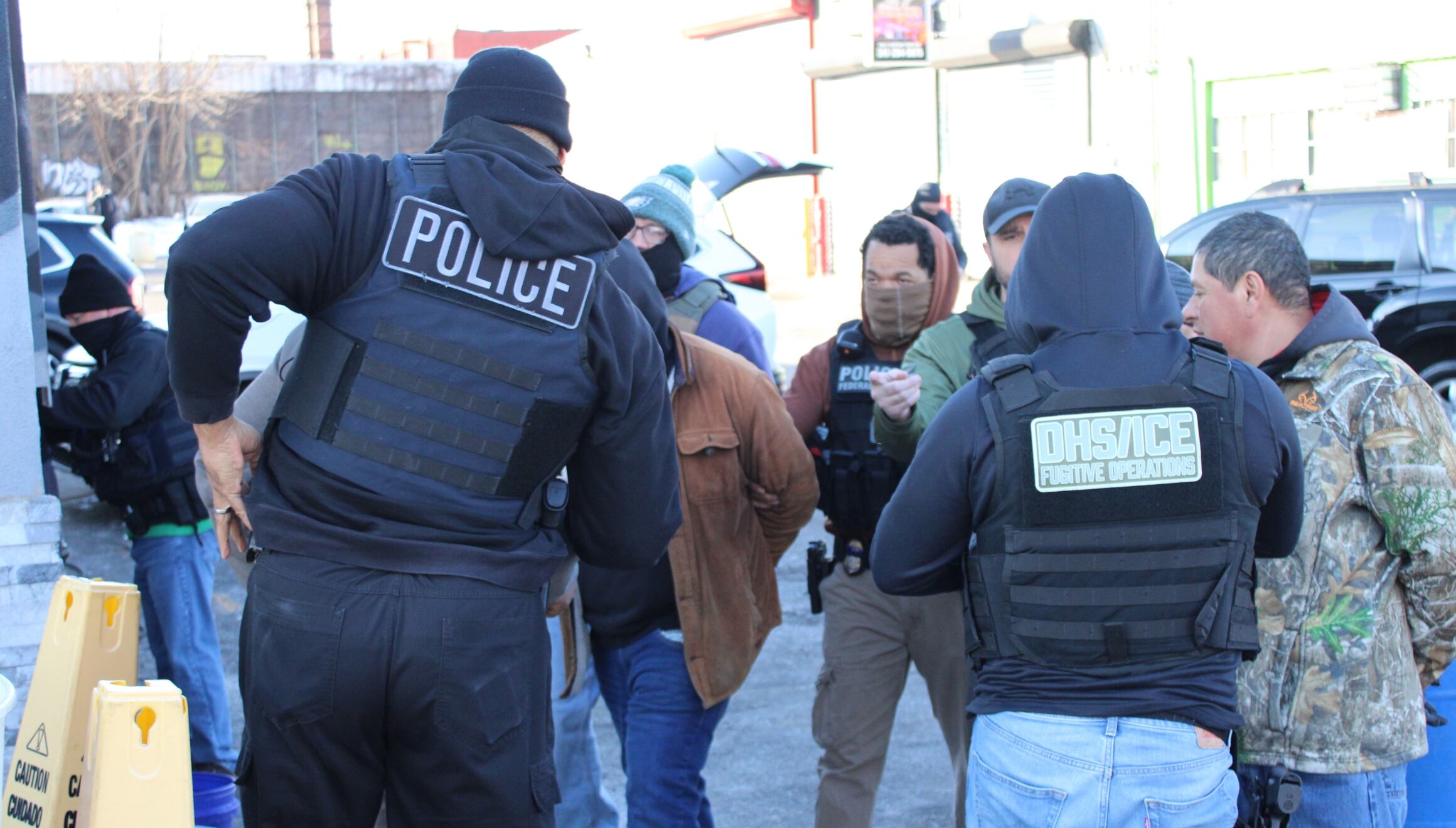 Agentes de ICE capturando a inmigrantes ilegales durante una redada en Filadelfia (Foto: ICE)