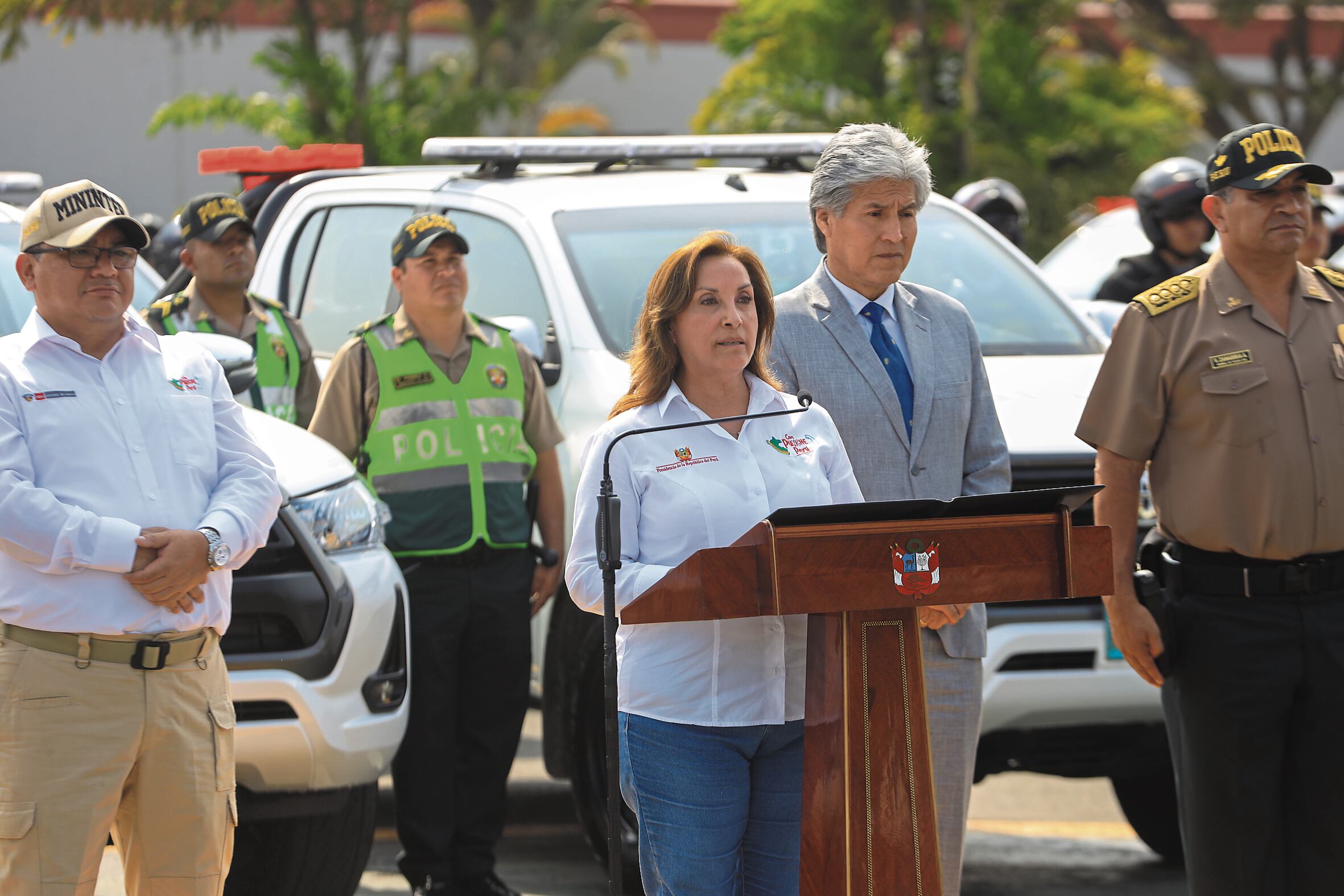 Dina Boluarte al lado de su ministro del Interior, Juan Santiváñez, quien hace de su fiel escudero.