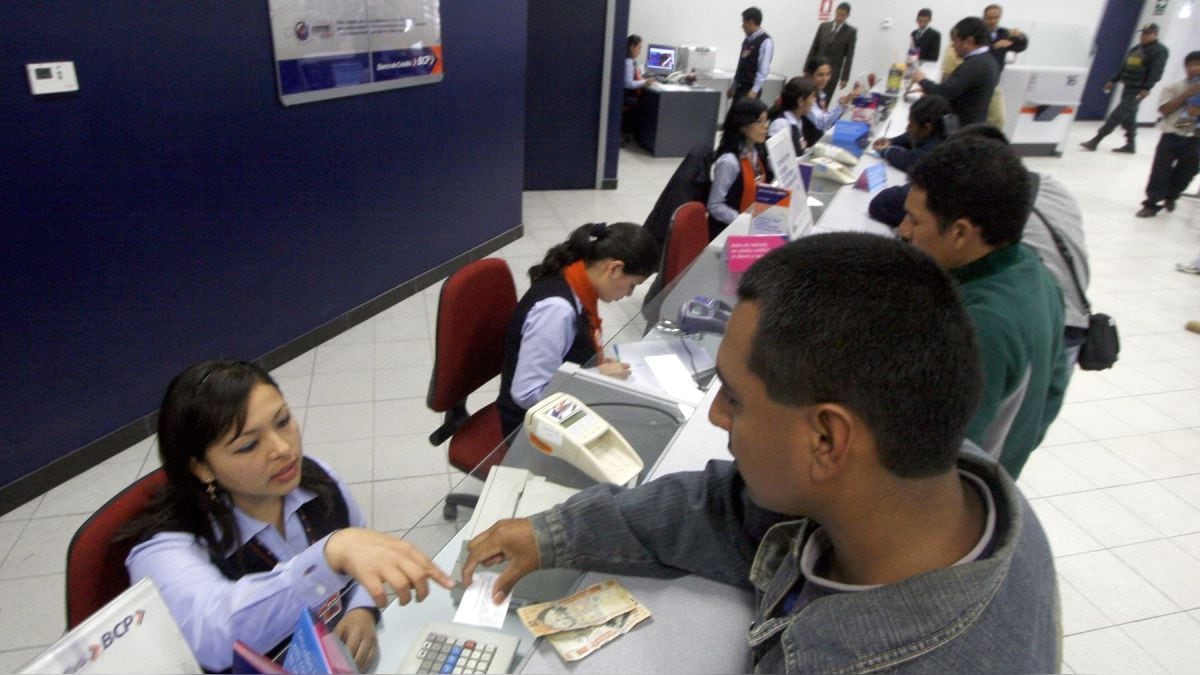 26 de mayo del 2011. Hace 15 años. Más trabajadores adelantan cobro de su sueldo a través de bancos.