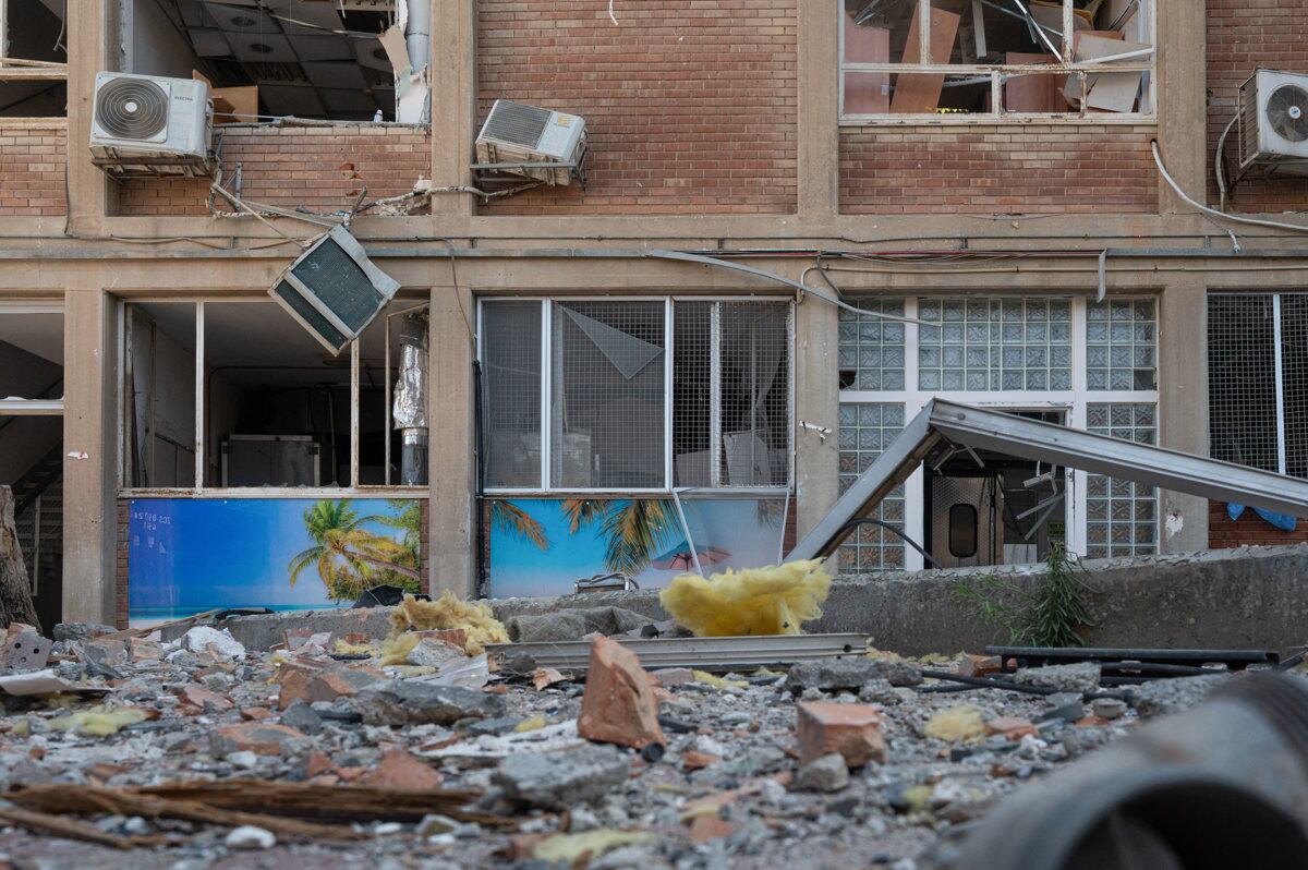 Un hospital localizado en la región de Beersheva, sur de Israel, que sufrió un impacto directo durante el lanzamiento de misiles iraníes contra Israel, el 19 de junio. (Foto de Magda Gibelli / EFE)
