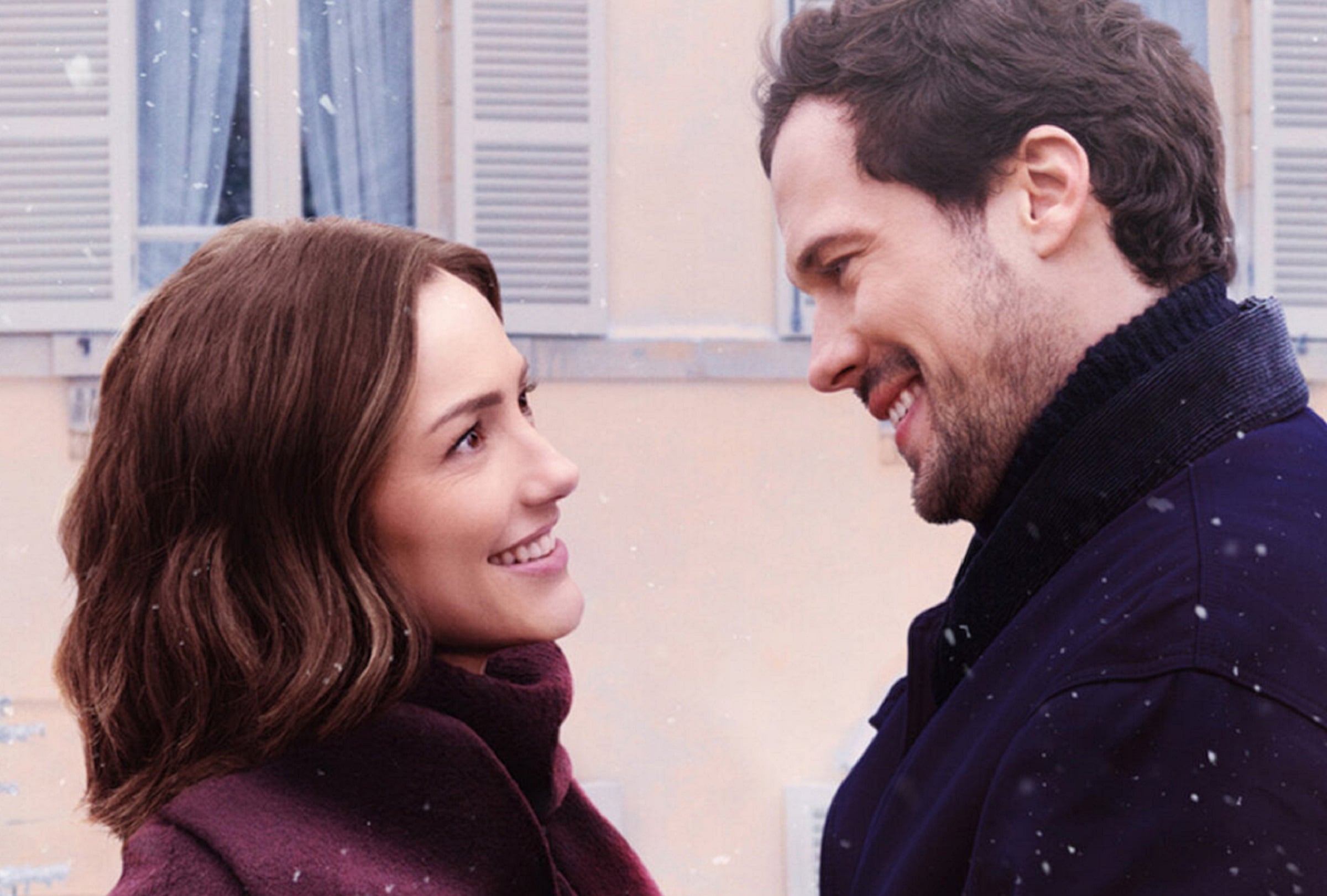 Minka Kelly interpreta a Sydney Price y Tom Wozniczka interpreta a Henri Cassell en la película navideña "El encanto del champán" (Foto: Netflix)