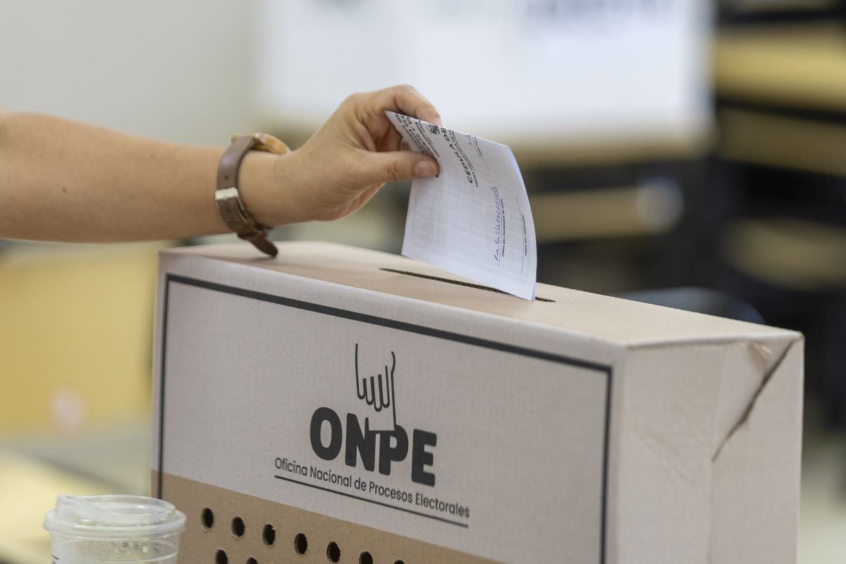 Lima, Perú. Domingo, 7 de Junio del 2026
Miembros de mesa trasladan las mesas de sufragio a ambientes ubicados en el primer piso del local de votacióón, con el fin de facilitar el acceso y garantizar el derecho a voto de adultos mayores y personas con discapacidad
LUGAR: COLEGIO CARMELITAS - SECUNDARIA (MIRAFLORES)
Fotos: Mario Zapata N. / @photo.gec