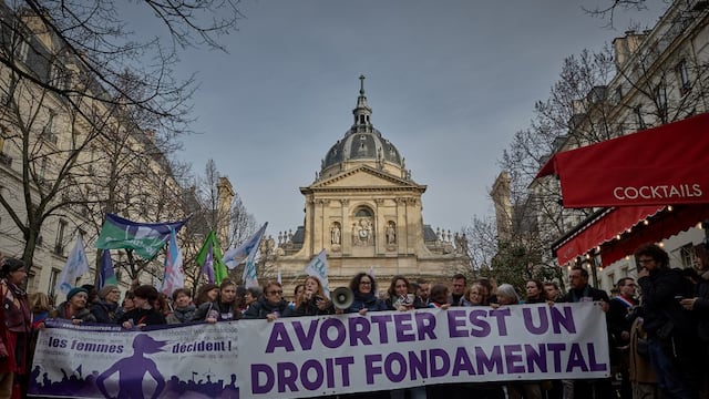 Francia, se convierte en el primer país en proteger el aborto en su Constitución