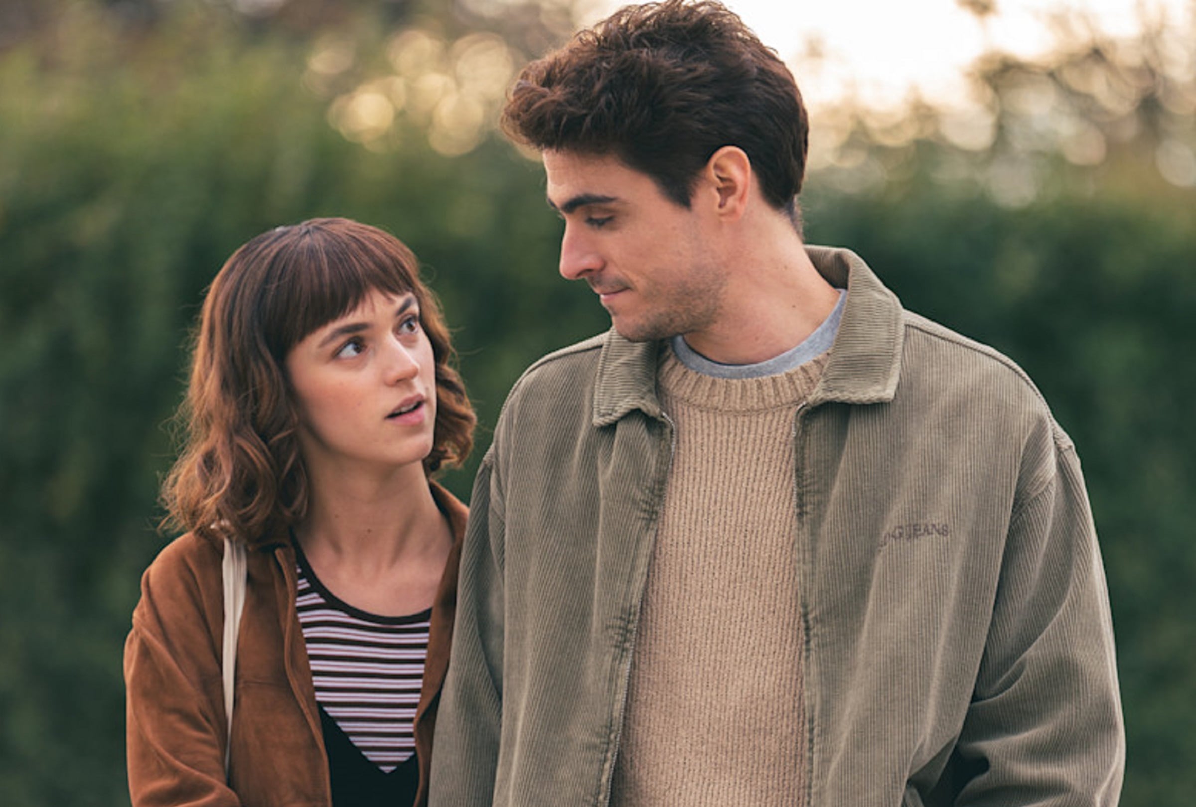 Alicia Falcó asume el rol de Greta y Pablo Álvarez asume el rol de Will en la serie española "El mapa de los anhelos", que se estrena el 17 de julio (Foto: Netflix)
