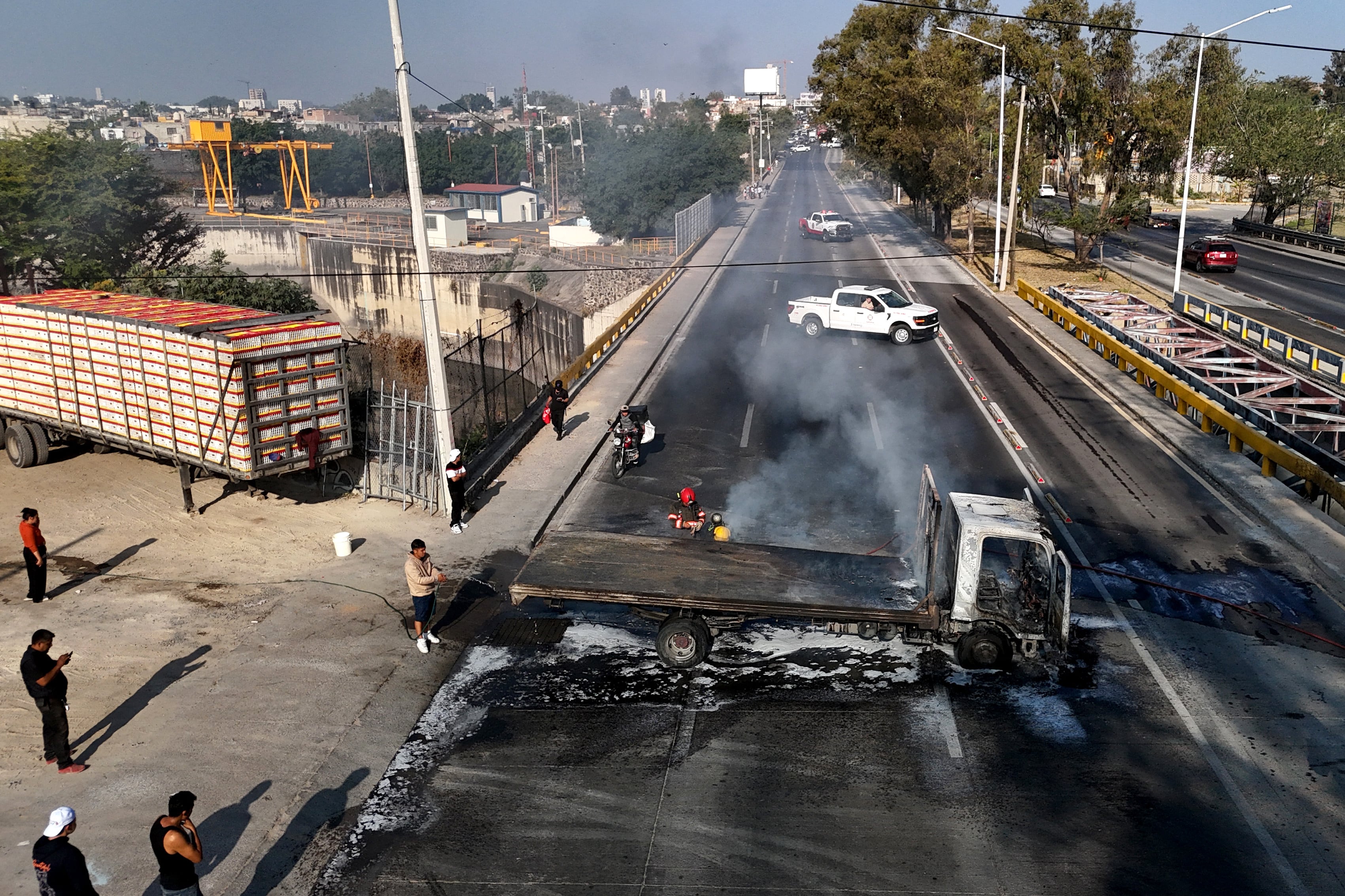 Un camión en llamas, incendiado por grupos del crimen organizado en respuesta a un operativo en Jalisco que terminó en la muerte de El Mencho, líder del CJNG. (Foto de Ulises RUIZ / AFP).