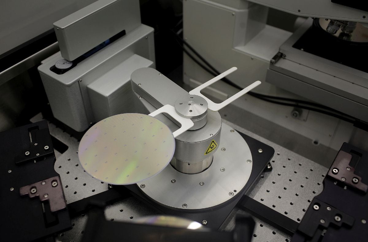 Una oblea semiconductora de arseniuro de galio se procesa para fabricar chips para dispositivos de comunicaciones por radiofrecuencia en la sede de RF Micro Devices Inc. (RFMD) en Greensboro, Carolina del Norte, EE.UU., el miércoles 15 de febrero de 2012. Fotógrafo: Victor J. Blue/Bloomberg