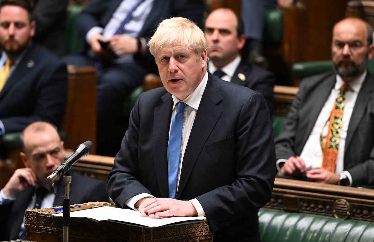 Boris Johnson afronta hoy una hemorragia de dimisiones en su Gobierno, en su mayoría de secretarios de Estado, después del último escándalo en torno al diputado Chris Picher. (Foto: JESSICA TAYLOR / UK PARLIAMENT / AFP)