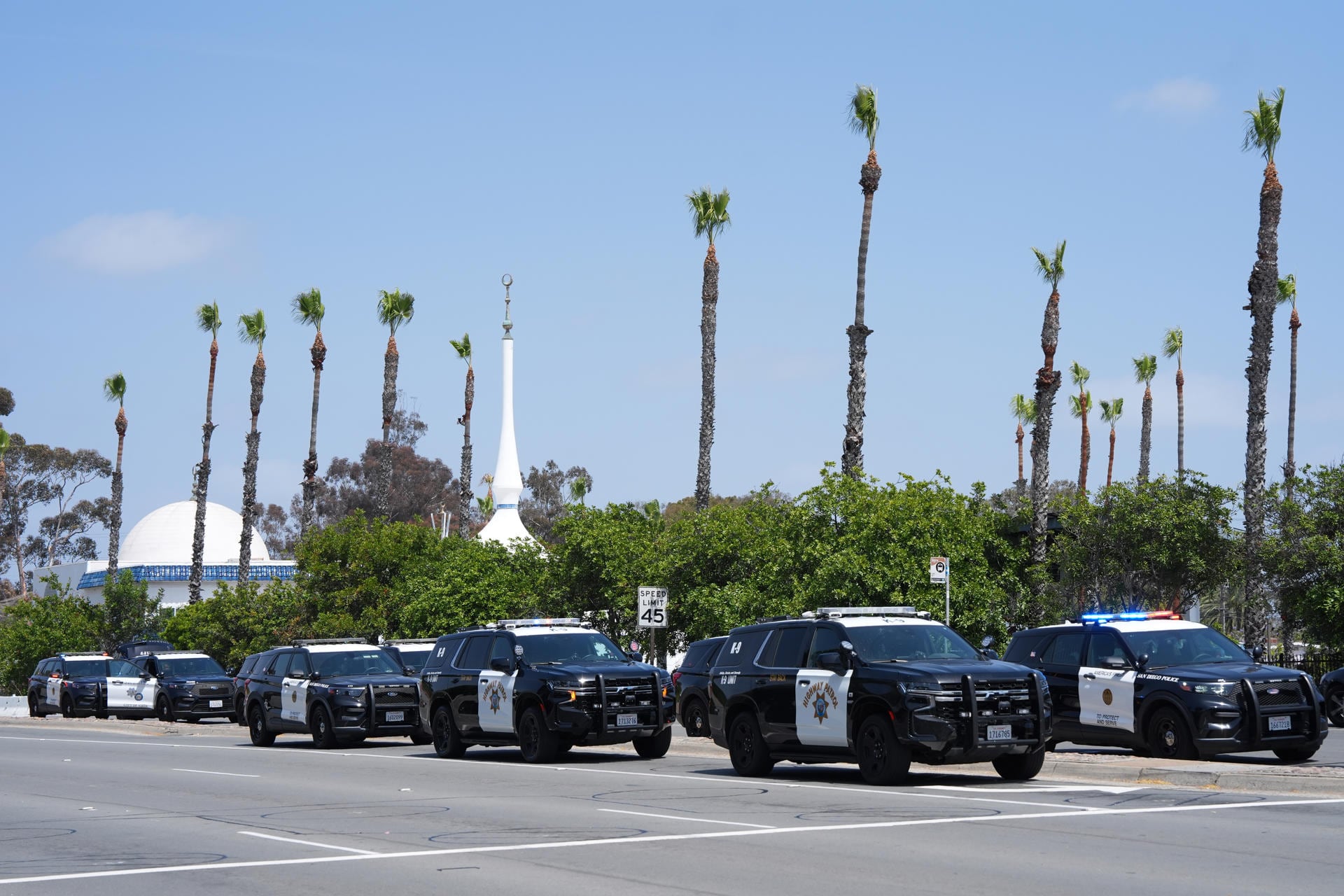 Vehículos de la Policía de San Diego estacionados durante un operativo tras un tiroteo registrado en el Centro Islámico de San Diego, en Estados Unidos. (EFE/ Omar Alonso).